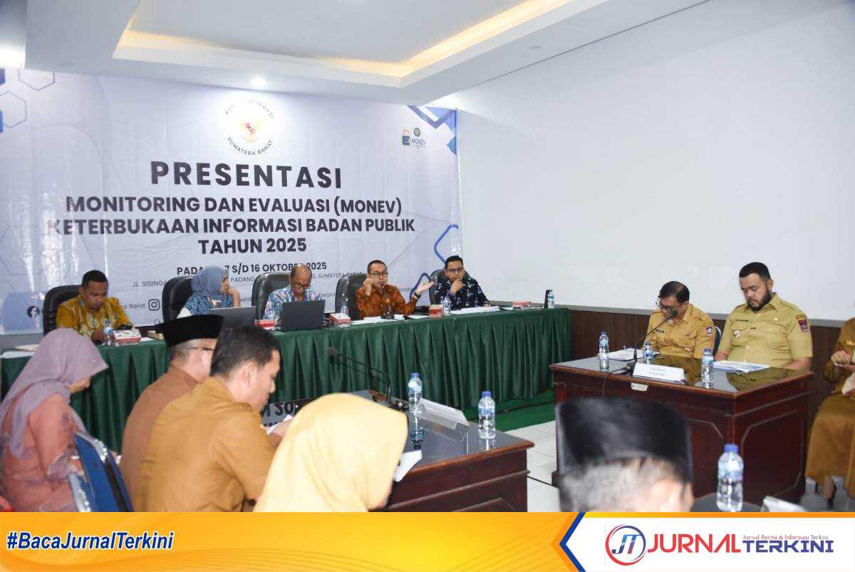 Walikota Padang, Fadly Amran, saat presentasi presentasi badan publik di KI Sumbar. (Foto Kominfo Padang).