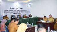 Pi7_Tool_FB_IMG_1759834870666 Walikota Padang, Fadly Amran, saat presentasi presentasi badan publik di KI Sumbar. (Foto Kominfo Padang).
