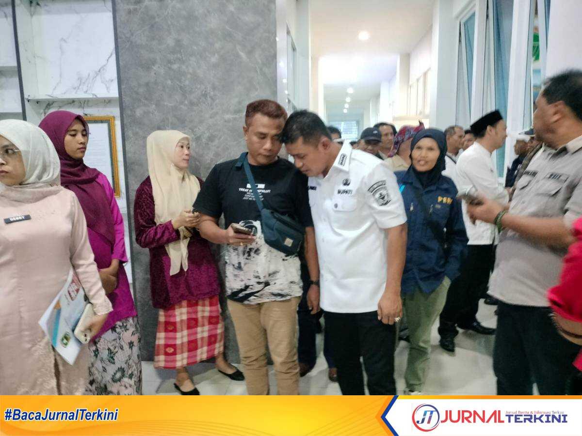 Ketua PWI Kab Solok, Weluril bersama Bupati Jon F Pandu usai jumpa pers pada Rabu (1/10/2025). (Foto DiskominfokabSolok).