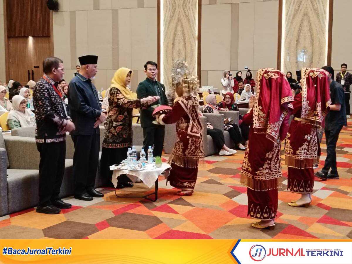Gubernur Mahyeldi saat membuka Forum Ilmiah Neurologi Sumatera 2025. (Foto Adpim Sumbar).