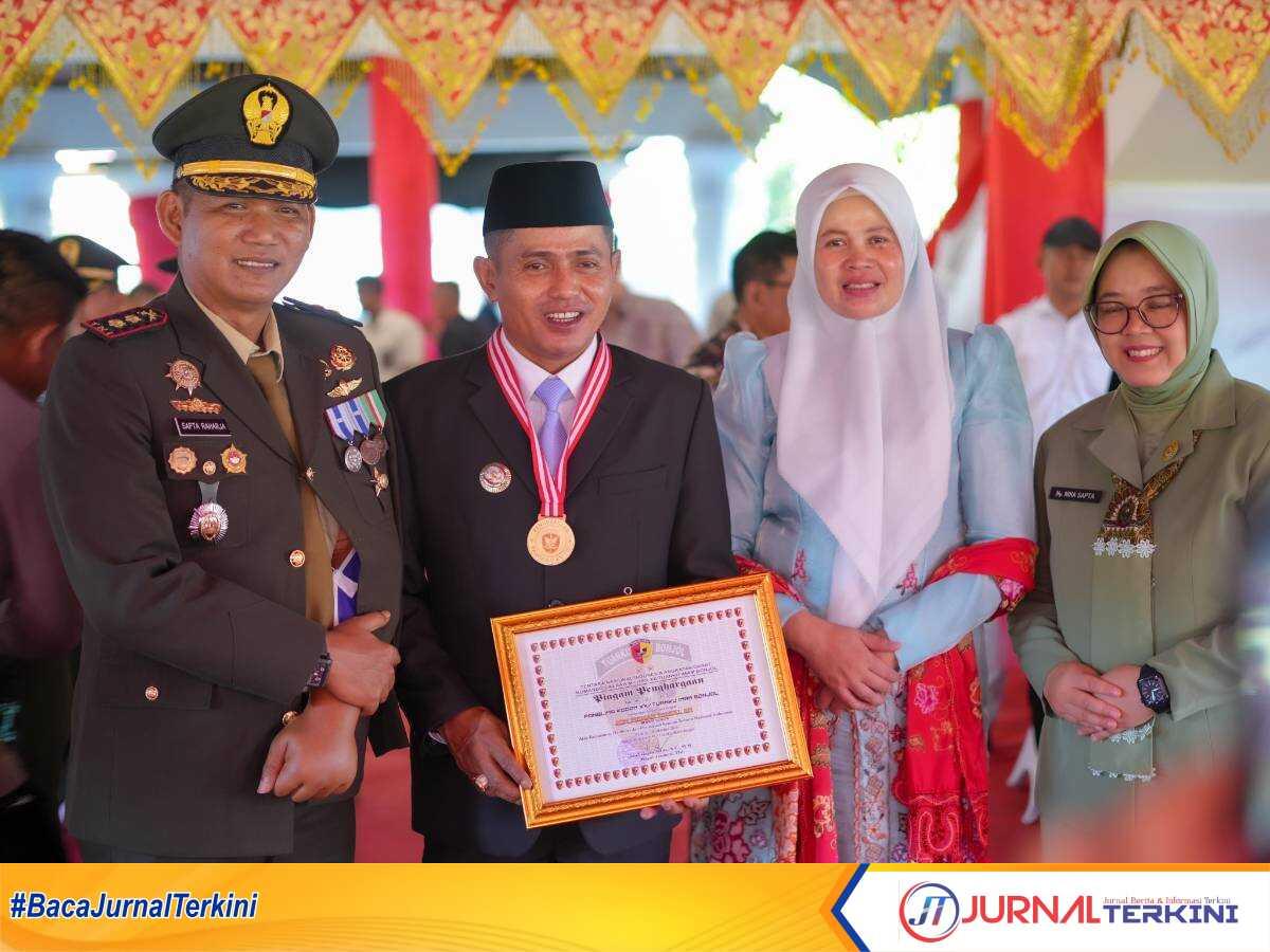 Pi7_Tool_IMG-20251005-WA0074 Bupati Solok, Jon F Pandu menerima penghargaan pada HUT TNI ke-80 di Padang. (Foto DiskominfokabSolok).