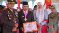Pi7_Tool_IMG-20251005-WA0074 Bupati Solok, Jon F Pandu menerima penghargaan pada HUT TNI ke-80 di Padang. (Foto DiskominfokabSolok).