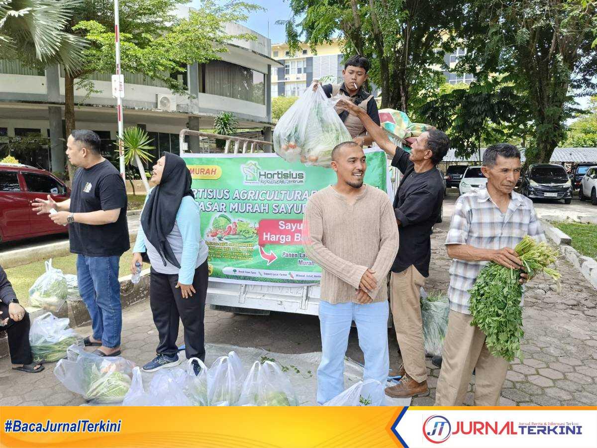 Petani muda milenial saat menjual dagangannya di halaman Kantor Gub Sumbar. (Foto Adpim Sumbar).