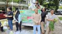 Pi7_Tool_IMG-20251008-WA0050 Petani muda milenial saat menjual dagangannya di halaman Kantor Gub Sumbar. (Foto Adpim Sumbar).