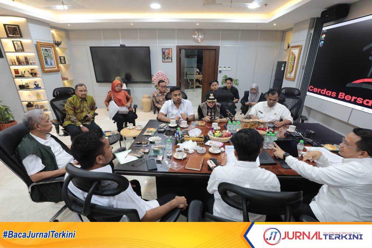 Wagub Sumbar, Vasco Ruseime bersama Wamensos RI dan jajaran membahas sekolah rakyat di Sumbar.(Foto: Adpim Sumbar).