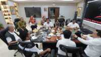 Wagub Sumbar, Vasco Ruseime bersama Wamensos RI dan jajaran membahas sekolah rakyat di Sumbar.(Foto: Adpim Sumbar).