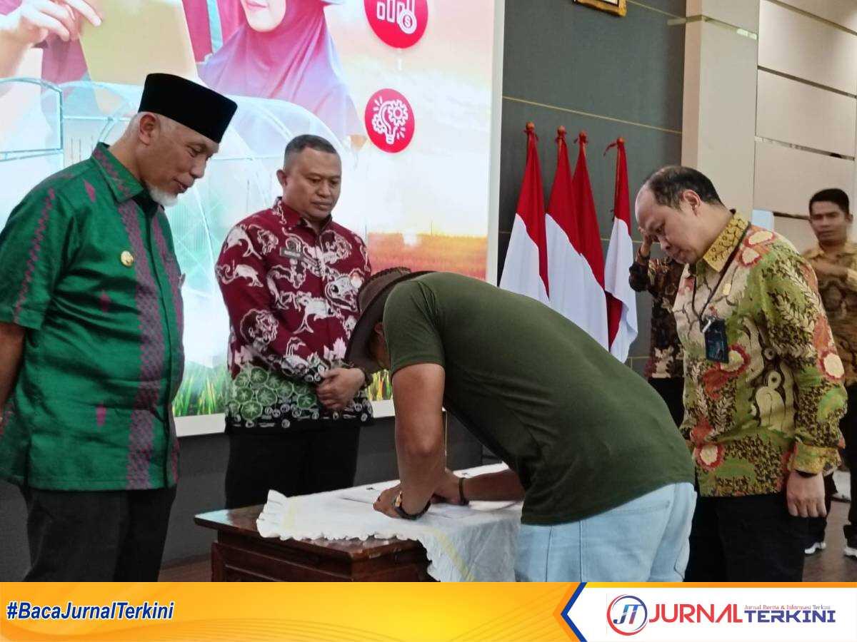 Gubernur Sumbar, Mahyeldi Ansharullah mencanangkan gerakan “Farm the Future” atau pertanian masa depan di Auditorium Gubernuran, Kamis (9/10/2025). (Foto Adpim Sumbar).