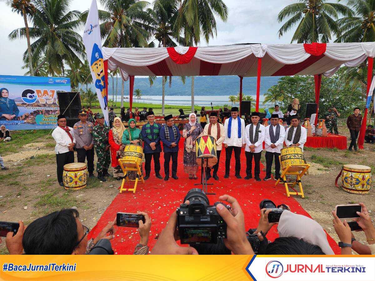 Bupati Solok, Jon F Pandu saat buka Festival 5 Danau pada Kamis (10/10/2025). (Foto DiskominfokabSolok ).