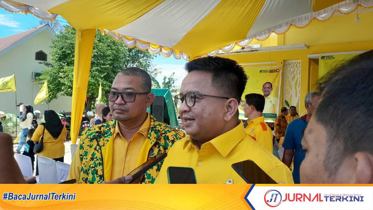 Plt Ketua DPD Partai Golkar Karimun Ade Angga didampingi sekretaris Raja Rafiza memberikan keterangan pers. (JurnalTerkini.id/rusdi)