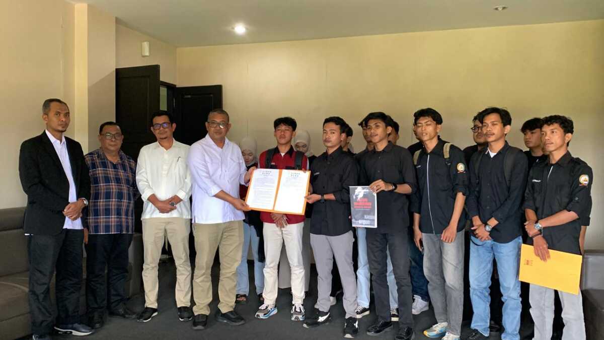 audiensi mahasiswa dprd Karimun Aliansi Mahasiswa Kabupaten Karimun se-Indonesia menyerahkan dokumen yang menuntut pembentukan Peraturan Daerah (Perda) Beasiswa Pendidikan Daerah kepada Ketua DPRD Karimun Raja Rafiza dalam audiensi di Gedung DPRD Provinsi Kepulauan Riau, Tanjungpinang, Senin (21/10/2025). (Dokumentasi pribadi)