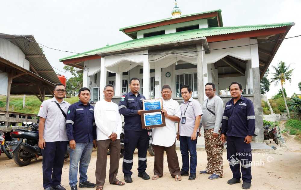 PT Timah Tbk menyalurkan bantuan untuk Musala Al Barokah di kawasan Tanjung Bunga, Kecamatan Bukit Intan, Kota Pangkalpinang oleh Tim Corporate Social Responsibility (CSR) PT Timah Tbk dan Area Bangka Selatan pada Senin (20/10/2025). (timah)