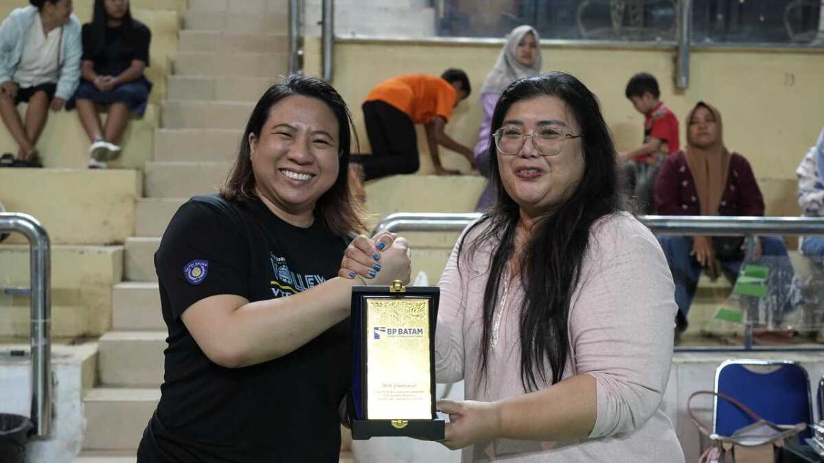 Anggota/Deputi Bidang Pelayanan Umum BP Batam, Ariastuty Sirait bersama VTeam Manager, May Leong. (Foto: humasbpbatam)