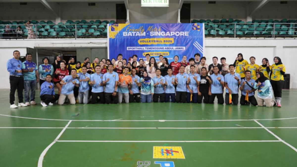 Pertandingan persahabatan bola voli putera dan puteri antara BP Batam, VTeam, dan UN-Collective Singapore resmi dibuka pada Sabtu (4/10/2025) di Sporthall Temenggung Abdul Jamal. (Foto: humasbpbatam)