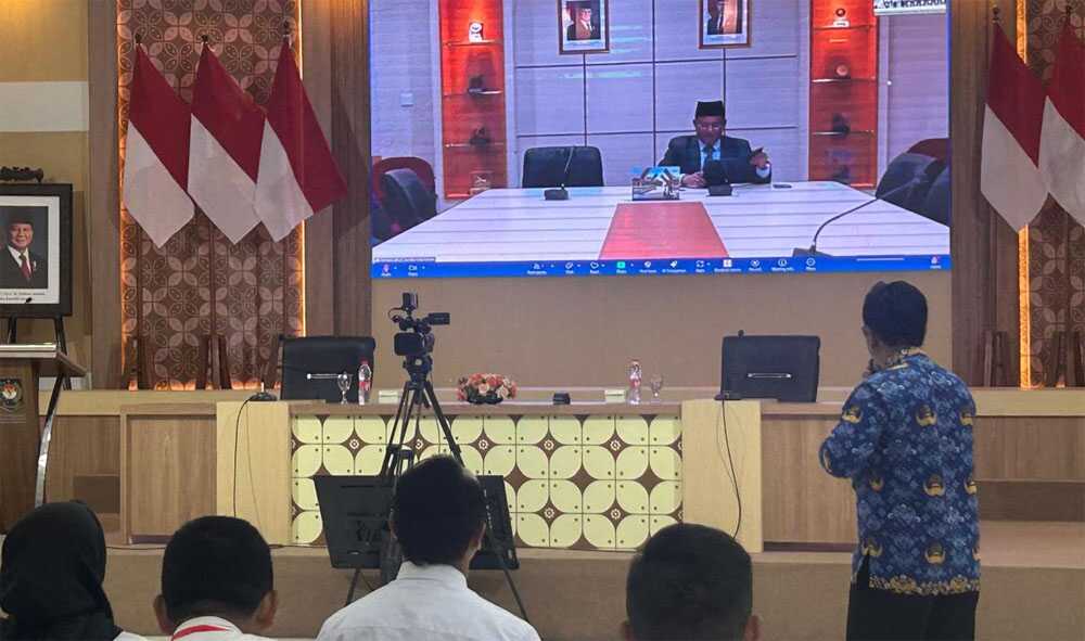 ceramah manajemen sekda batam Penjabat (Pj) Sekretaris Daerah (Sekda) Kota Batam, Firmansyah, mengisi ceramah bertema Manajemen Perubahan Sektor Publik dalam Pelatihan Kepemimpinan Administrator (PKA) Angkatan IV Tahun 2025 diselenggarakan secara virtual dari PPSDM Yogyakarta pada Rabu (1/10/2025). (batam.go.id)