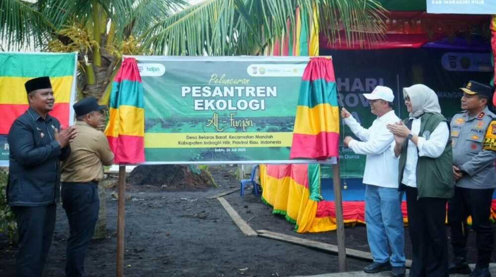 hari mangrove di inhil Bupati Inhil H Herman bersama Gubernur Riau (Gubri) H Abdul Wahid pada Sabtu (26/7/2025) secara simbolis menanam pohon mangrove dalam rangka memperingati Hari Mangrove Sedunia.