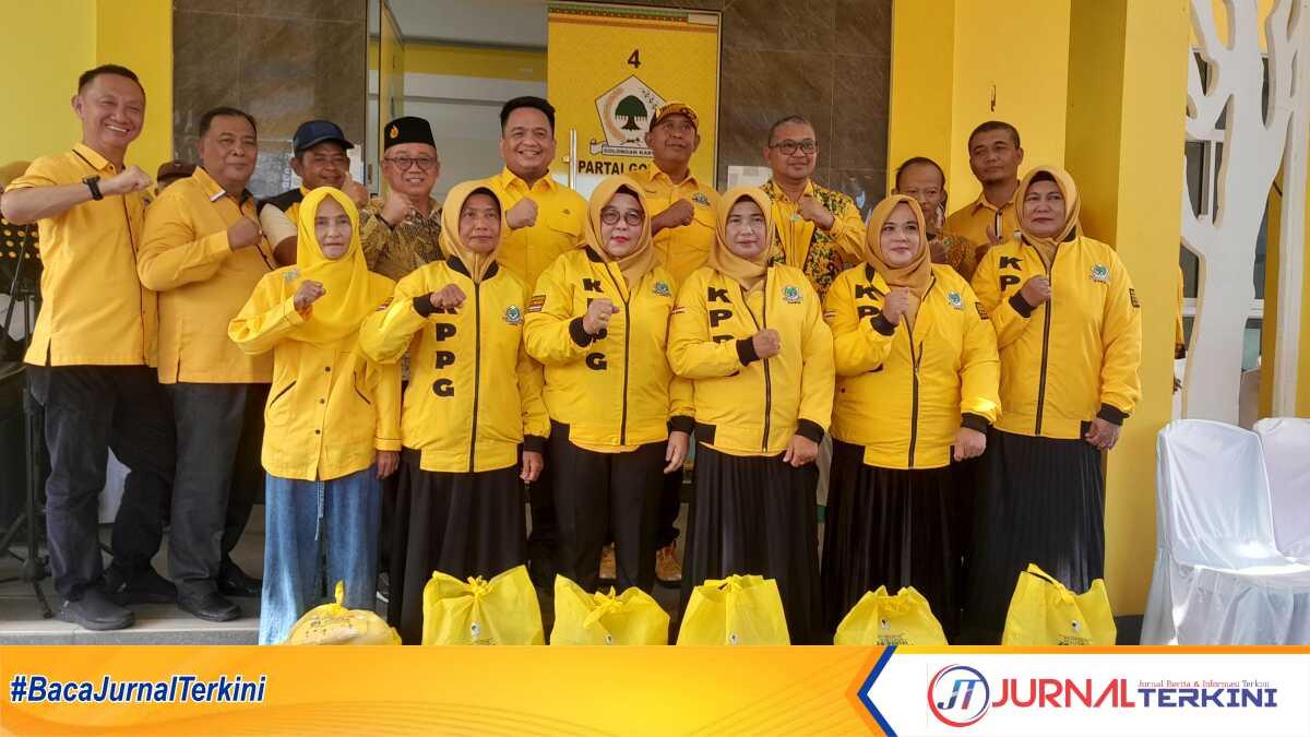 Partai Golkar Karimun menyalurkan 1.000 paket sembako dalam rangka merayakan hari jadi Partai Golkar ke-61 di sekretariat DPD Partai Golkar Karimun, Sabtu (18/10/2025). Foto bersamausai penyerahan secara simbolis. (JurnalTerkini.id/rusdi)