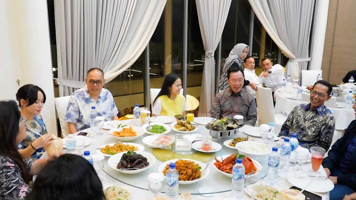 investasi vingroup di Batam Kepala BP Batam Amsakar Achmad (kanan) makam malam dengan CEO Vingroup Regional Asia, Pham Sanh Chau (2 kanan), Senin (29/9/2025). (Foto: humasbpbatam)