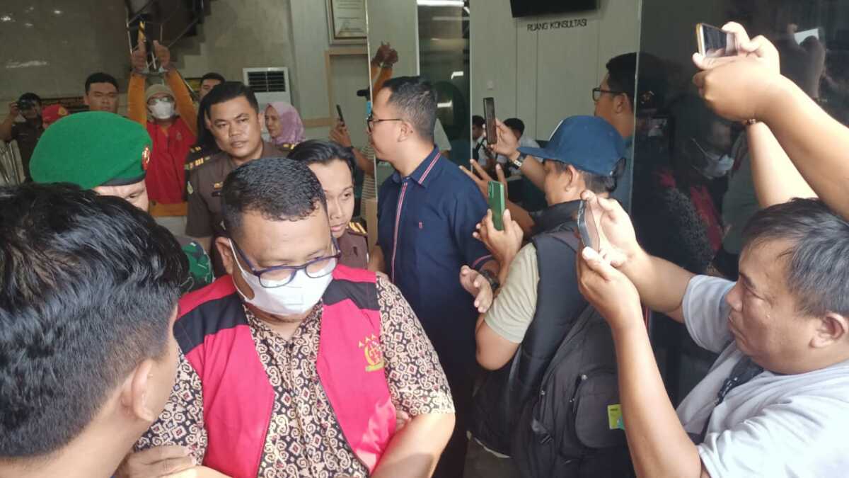 Kejaksaan Negeri Karimun menahan Kades Sugie M dan rekannya Dj dalam kasus korupsi SPKT/Sporadik lahan mangrove di Desa Sugie, M dan Dj langsung dibawa ke Rutan Karimun, Rabu (29/10/2025). (JurnalTerkini.id/Rusdi)