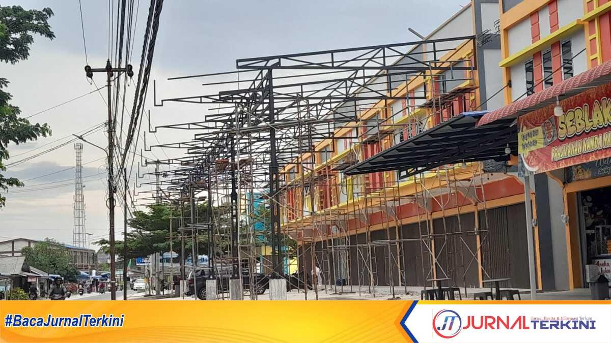 Pembangunan sebuah kanopi di depan ruko kawasan Jalan Sungai Raya, Kelurahan Sei Raya, Kecamatan Meral, Kabupaten Karimun, disorot karena melanggar aturan tata ruang dan diduga tak memiliki izin. (JurnalTerkini.id/jansen)