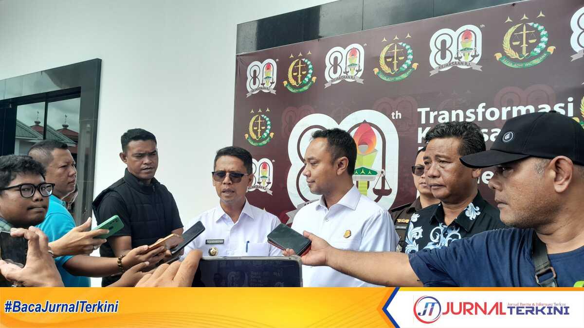 Bupati Karimun Iskandarsyah, Kajari Karimun Denny Wicaksono dan Ketua Koperasi Merah Putih Sungai Raya Ahmad Jais memberikan keterangan pers usai penandatanganan nota kesepahaman atau MoU antara Kejari Karimun dengan Koperasi Merah Putih Sungai Raya di Kantor Kejari Karimun, Tanjung Balai Karimun, Rabu (22/10/2025). (JurnalTerkini.id/Rusdi)