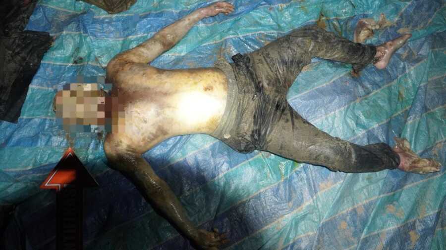 Sesosok mayat berjenis kelamin laki-laki tanpa identitas ditemukan mengapung di perairan Pulau Sekatip, Kecamatan Sugie Besar, Kabupaten Karimun, Sabtu (11/10/2025). (Foto: Humas Polres Karimun)