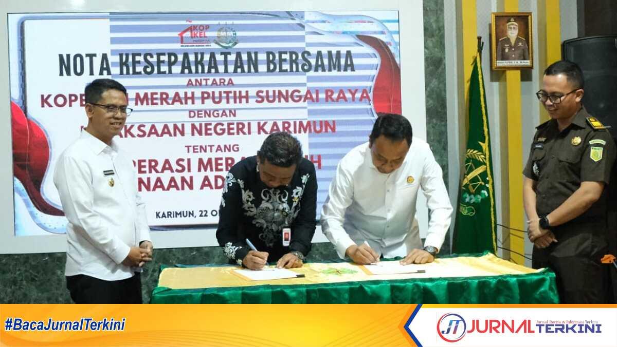 Kepala Kejaksaan Negeri (Kajari) Karimun Dr Denny Wicaksono (baju putih) dan Ketua Koperasi Merah Putih Sungai Raya Ahmad Jais disaksikan Bupati Karimun Iskandarsyah (kiri), menandatangani nota kesepahaman atau MoU di aula Kejari Karimun, Tanjung Balai Karimun, Rabu (22/10/2025). (foto: Humas Kejari Karimun)