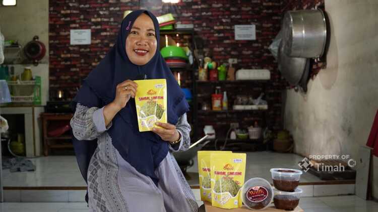 nyamen apri Apri Yuliani, pemilik brand 'Dapuk Nyamen Apri' di Air Anyir, Kabupaten Bangka, berhasil mengembangkan bisnis kuliner khas daerah, Sambal Lingkung, berkat dukungan dan pembinaan dari PT Timah Tbk. (Timah)