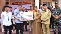 Penyerahan bantuan alat dan mesin pertanian, benih padi kepada kelompok tani di Kota Padang. (Foto Kominfo Padang).