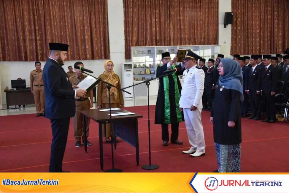 Pelantikan pejabat administrator dan pengawas di lingkungan Pemerintah Kota Padang. (Foto Kominfo Padang).