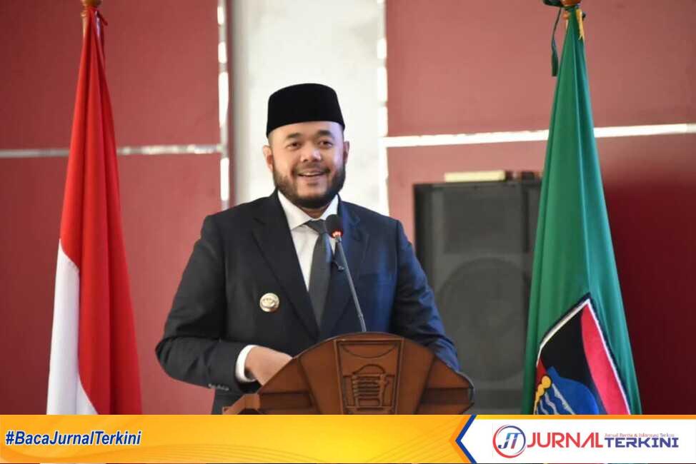 Walikota Padang, Fadly Amran saat melantik pejabat administrator dan pengawas di lingkungan Pemerintah Kota Padang. (Dok ist).