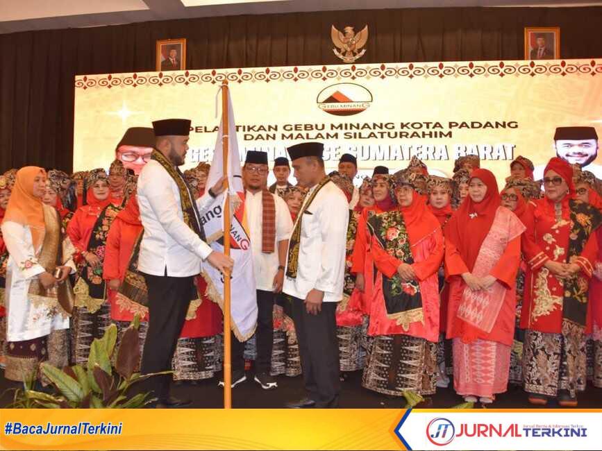 Pengukuhan Pengurus Gebu Minang Kota Padang. (Foto Kominfo Padang).