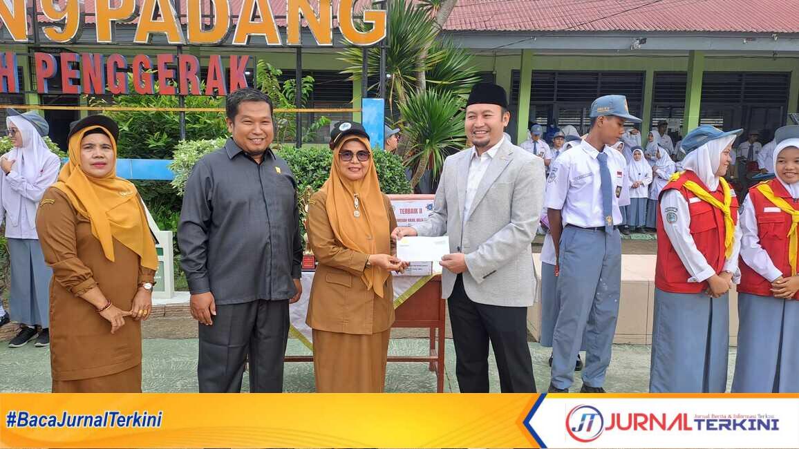 Anggota DPR RI komisi IV, Rahmat Saleh bersama Kepala SMAN 9 Padang, Enny Sasmita. (Dok Istimewa).