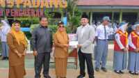 Anggota DPR RI komisi IV, Rahmat Saleh bersama Kepala SMAN 9 Padang, Enny Sasmita. (Dok Istimewa).