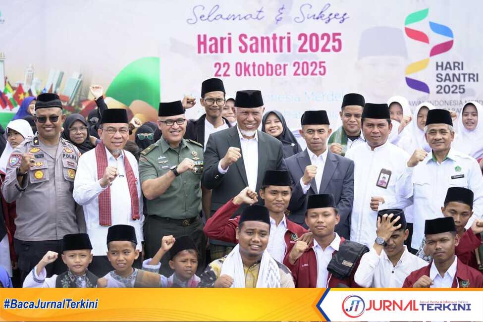 result_IMG-20251022-WA0147 Gubernur Mahyeldi foto bersama usai upacara HSN 2025. (Foto Adpim Sumbar).