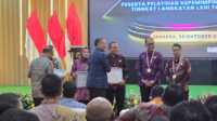 result_IMG-20251022-WA0172(2) Kepala Kesbangpol Sumbar, Mursalim saat menerima penghargaan dalam acara Proper Expo PKN I LAN RI 2025. (Foto Adpim Sumbar).