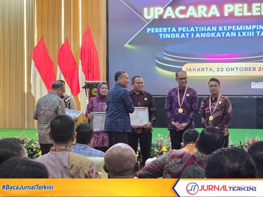 result_IMG-20251022-WA0172(2) Kepala Kesbangpol Sumbar, Mursalim saat menerima penghargaan dalam acara Proper Expo PKN I LAN RI 2025. (Foto Adpim Sumbar).