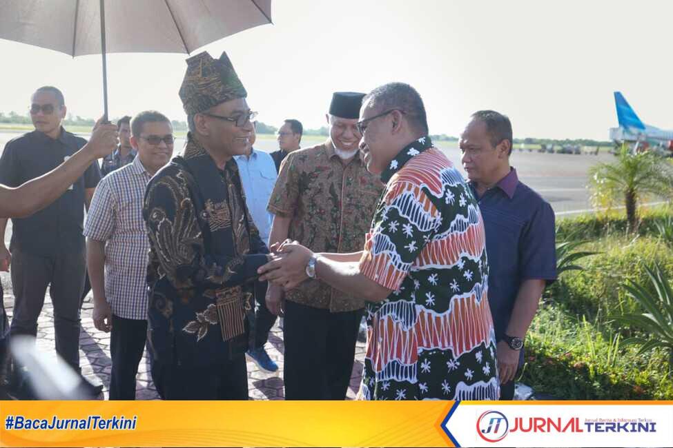 result_IMG-20251026-WA0008 Gubernur Mahyeldi saat menyambut Kajati Sumbar yang baru, Muhibuddin. (Foto Adpim Sumbar).