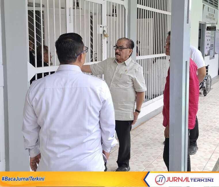 Shadiq Pasadigoe saat mengunjungi Rutan Padang Panjang. (Dokumen istimewa).