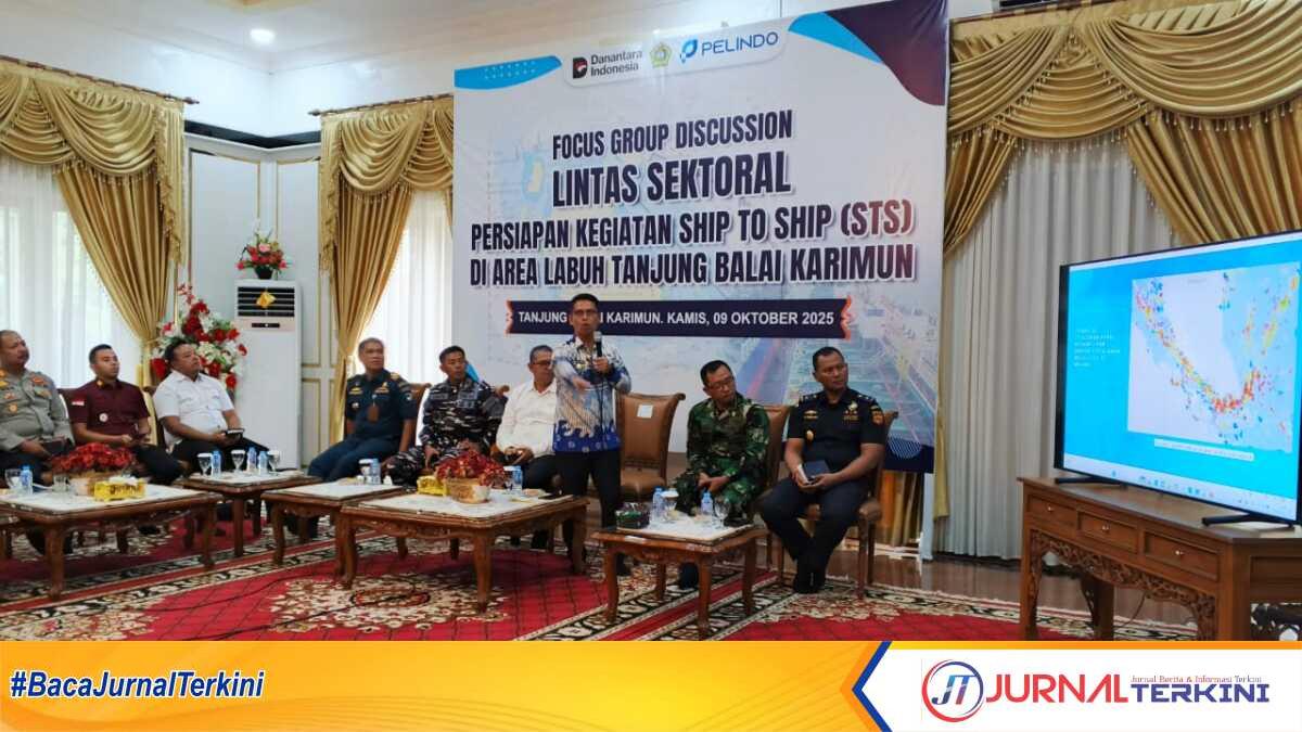 Bupati Karimun Iskandarsyah memaparkan rencana pelaksanaan kegiatan Ship-to-Ship (STS) area labuh Tanjung Balai Karimun dalam forum diskusi di rumah dinasnya, Kamis (9/10/2025). (Dokumentasi pribadi)