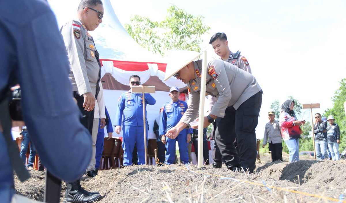 swasembada pangan polres karimun Kapolres Karimun AKBP Robby Topan Manusiwa menyemai benih dalam Penanaman Jagung Serentak Kuartal IV di Kecamatan Kundur Utara, Rabu (8/10/2025). (humas polres karimun)