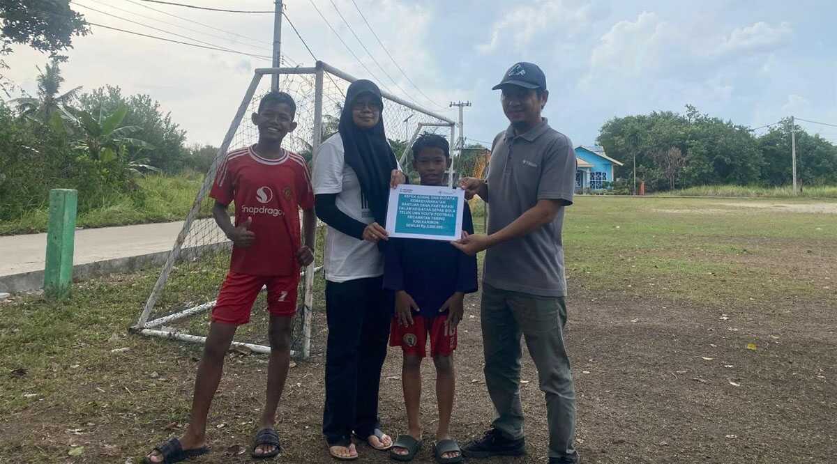 timah bantu teluk uma youth football PT Timah Tbk memberikan bantuan kepada klub bola Teluk Uma Youth Football di Kecamatan Tebing, Kabupaten Karimun, Kepulauan Riau. (timah)