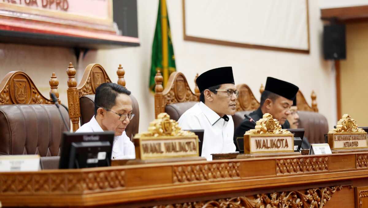 Amsakar hadir bapemperda dprd Batam Wali Kota Batam, Amsakar Achmad, menghadiri Rapat Paripurna Laporan Badan Pembentukan Peraturan Daerah (Bapemperda) atas Pembahasan Rancangan Peraturan Daerah (Ranperda) Inisiatif DPRD Kota Batam Tahun 2026 di Ruang Sidang Utama DPRD, Rabu (15/10/2025). (Diskominfo Batam)