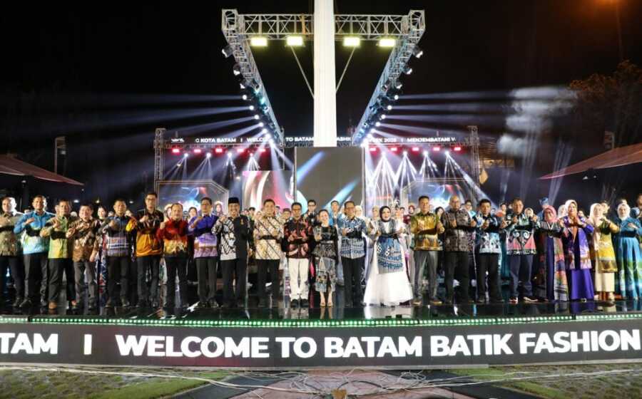 Batam batik fashion week Malam Puncak Batam Batik Fashion Week (BBFW) 2025 yang digelar di Dataran Engku Putri pada Sabtu (4/10/2025) malam berlangsung meriah, menampilkan motif-motif khas Batam sebagai simbol kreativitas dan kebanggaan lokal. (Diskominfo Batam)