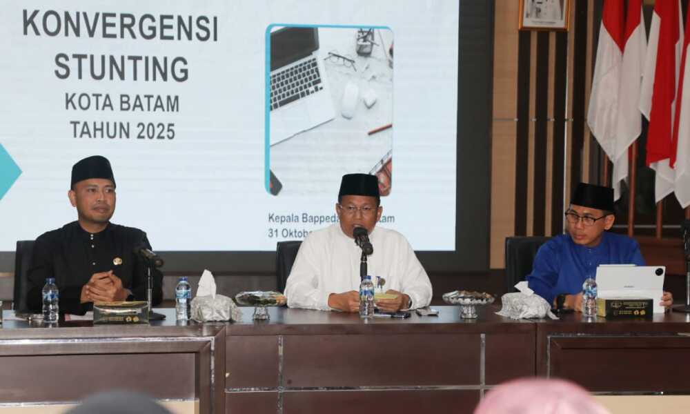 Penjabat Sekda Batam Firmansyah memimpin Rapat Koordinasi TPPS di Kantor Wali Kota Batam, Jumat (31/10/2025). (Diskominfo Batam)