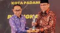 Wawako Maigus Sabet Achievement Motivation Person 2025 dari KI Sumbar. (Foto Kominfo Padang).