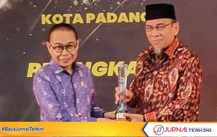 Wawako Maigus Sabet Achievement Motivation Person 2025 dari KI Sumbar. (Foto Kominfo Padang).