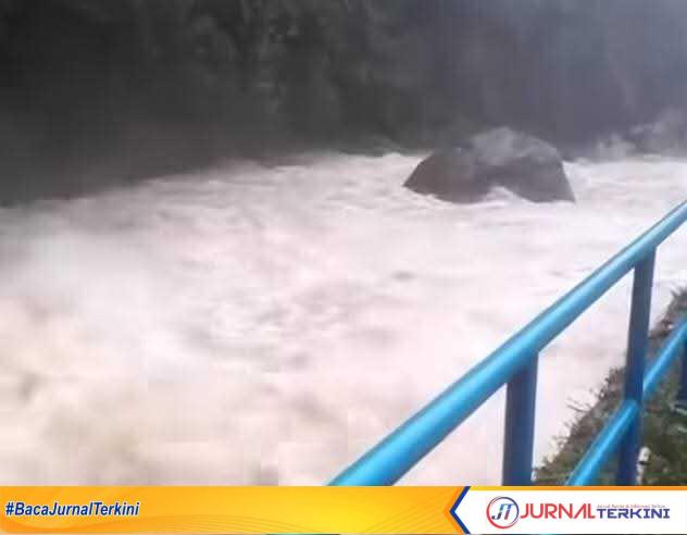 FB_IMG_1764174101788 Hujan deras merusak saluran pipa PDAM. (Foto Kominfo Padang).