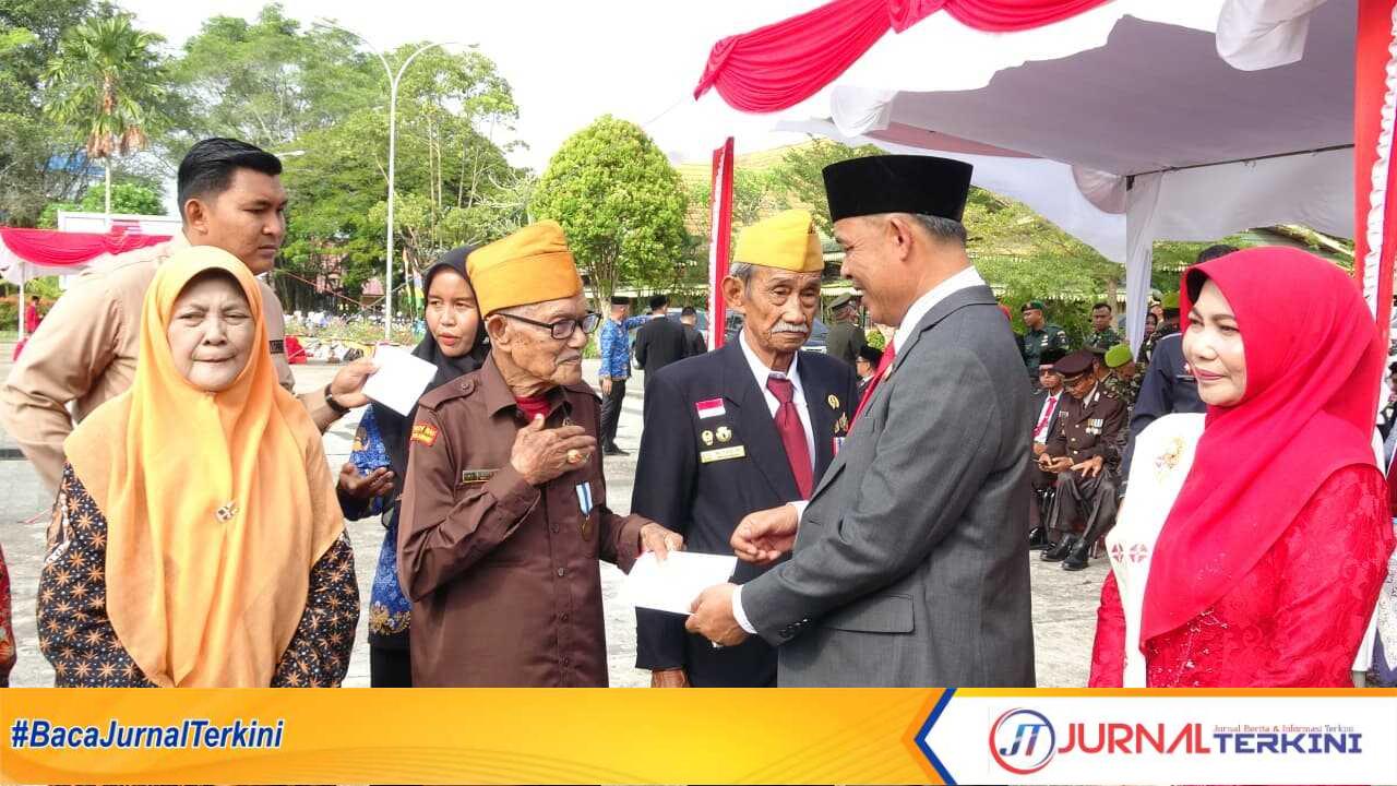 IMG-20251110-WA0042 Ket Foto: Usai apel upacara Hari Pahlawan, Bupati Inhil H Herman menyerahkan tali asih kepada veteran dan keluarga pahlawan yang telah berjasa memperjuangkan kemerdekaan. Senin (10/11/2025)