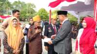 IMG-20251110-WA0042 Ket Foto: Usai apel upacara Hari Pahlawan, Bupati Inhil H Herman menyerahkan tali asih kepada veteran dan keluarga pahlawan yang telah berjasa memperjuangkan kemerdekaan. Senin (10/11/2025)