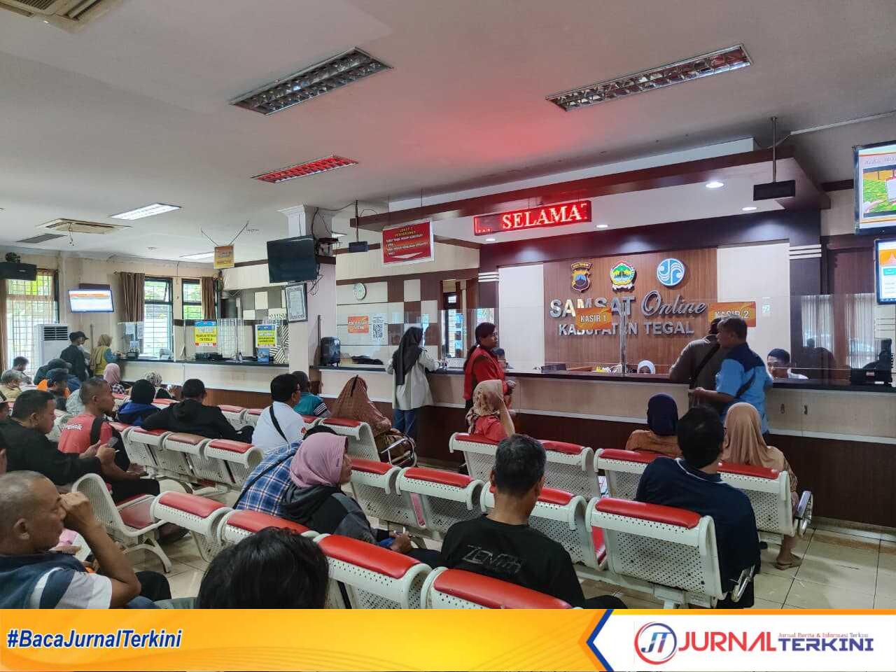 Pelayanan Samsat Kabupaten Tegal, Selasa (11/11). (Sumber Foto: Humas Polres Tegal)